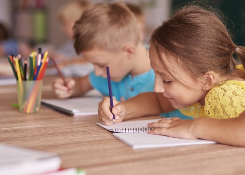 Bambini a scuola, prevenzione e controllo dei pidocchi in classe